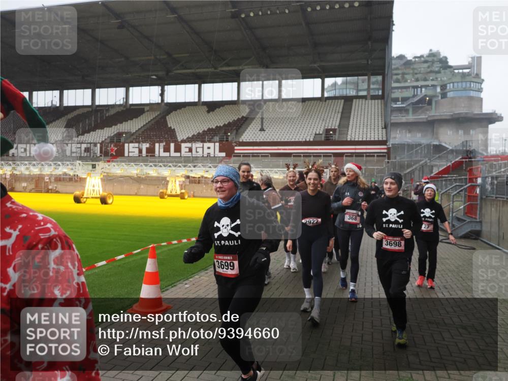 07.12.2025 - St. Pauli X-Mass-Run No. 15 Fabian Wolf http://msf.ph/oto/9394660 07.12.2025 10:26:24 Ziel 23, 28, 368, 1396, 1638, 1639, 2068, 2518, 2648, 2649, 2922, 3698, 3699, 4093, 4448, 4460, 4461, 4469, 4481, 4529, 4532, 4699, 4703, 4709, 5010 meine-sportfotos.de