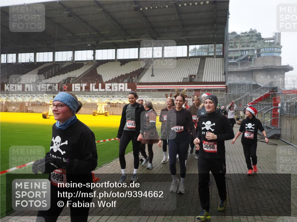 07.12.2025 - St. Pauli X-Mass-Run No. 15 Fabian Wolf http://msf.ph/oto/9394662 07.12.2025 10:26:24 Ziel 23, 28, 368, 1396, 1638, 1639, 2068, 2518, 2648, 2649, 2922, 3698, 3699, 4093, 4448, 4460, 4461, 4469, 4481, 4529, 4532, 4699, 4703, 4709, 5010 meine-sportfotos.de