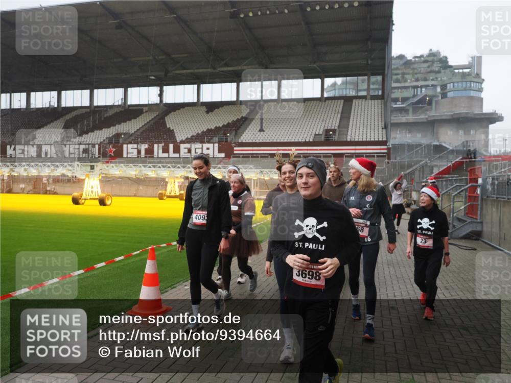 07.12.2025 - St. Pauli X-Mass-Run No. 15 Fabian Wolf http://msf.ph/oto/9394664 07.12.2025 10:26:25 Ziel 23, 28, 368, 1396, 1638, 1639, 2068, 2518, 2648, 2649, 2922, 3698, 3699, 4093, 4448, 4460, 4461, 4469, 4481, 4506, 4512, 4529, 4532, 4699, 4703, 4709, 5010 meine-sportfotos.de