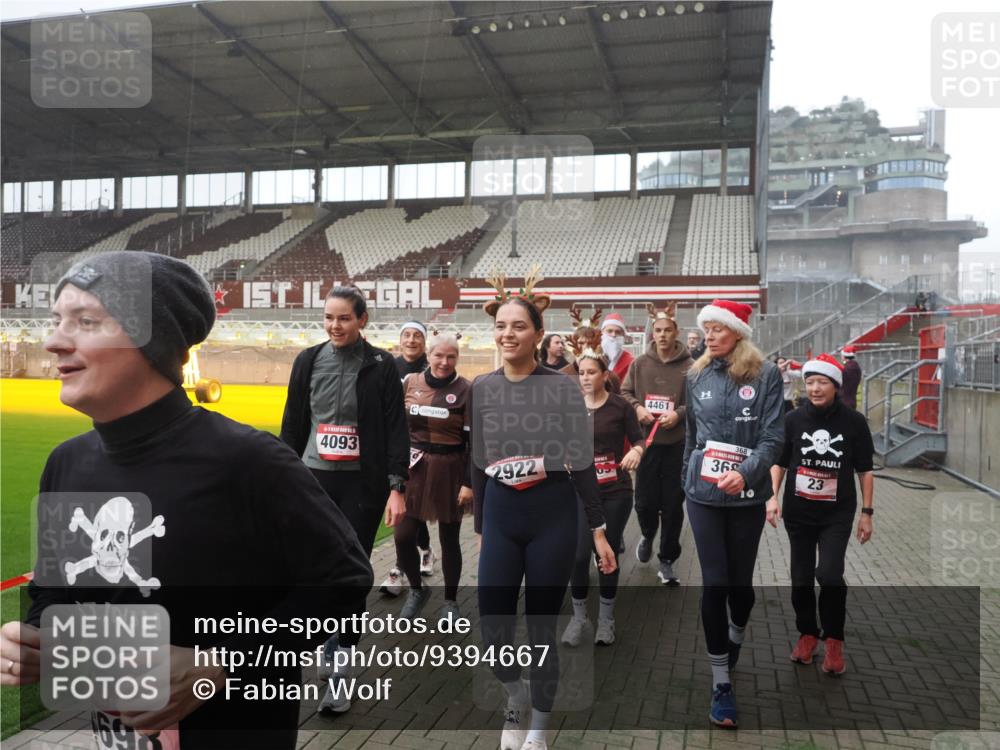 07.12.2025 - St. Pauli X-Mass-Run No. 15 Fabian Wolf http://msf.ph/oto/9394667 07.12.2025 10:26:25 Ziel 23, 28, 368, 1396, 1638, 1639, 2068, 2518, 2648, 2649, 2922, 3698, 3699, 4093, 4448, 4460, 4461, 4469, 4481, 4506, 4512, 4529, 4532, 4699, 4703, 4709, 5010 meine-sportfotos.de