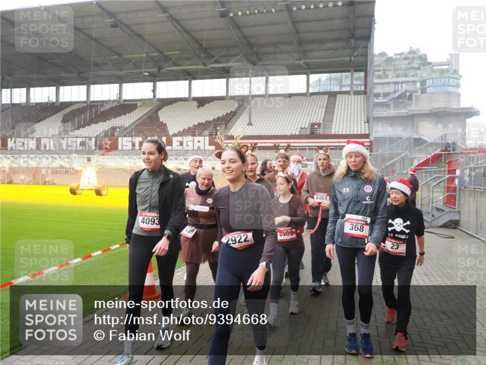 07.12.2025 - St. Pauli X-Mass-Run No. 15 Fabian Wolf http://msf.ph/oto/9394668 07.12.2025 10:26:25 Ziel 23, 28, 368, 1396, 1638, 1639, 2068, 2518, 2648, 2649, 2922, 3698, 3699, 4093, 4448, 4460, 4461, 4469, 4481, 4506, 4512, 4529, 4532, 4699, 4703, 4709, 5010 meine-sportfotos.de