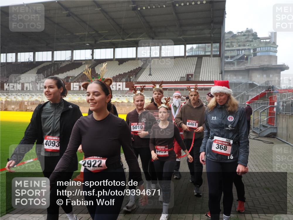 07.12.2025 - St. Pauli X-Mass-Run No. 15 Fabian Wolf http://msf.ph/oto/9394671 07.12.2025 10:26:26 Ziel 23, 28, 368, 1396, 1638, 1639, 2068, 2518, 2648, 2649, 2922, 3698, 3699, 4093, 4448, 4460, 4461, 4469, 4481, 4506, 4512, 4529, 4532, 4699, 4703, 4709, 5010 meine-sportfotos.de