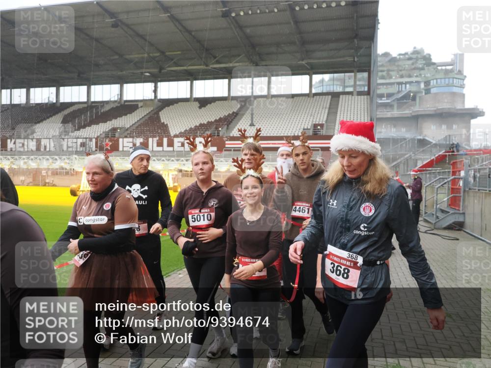 07.12.2025 - St. Pauli X-Mass-Run No. 15 Fabian Wolf http://msf.ph/oto/9394674 07.12.2025 10:26:27 Ziel 23, 28, 368, 1396, 1638, 1639, 2068, 2518, 2648, 2649, 2922, 3698, 3699, 4093, 4448, 4460, 4461, 4469, 4481, 4506, 4512, 4529, 4532, 4699, 4703, 4709, 5010 meine-sportfotos.de