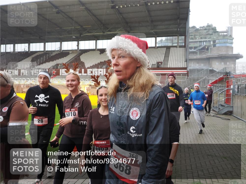 07.12.2025 - St. Pauli X-Mass-Run No. 15 Fabian Wolf http://msf.ph/oto/9394677 07.12.2025 10:26:27 Ziel 23, 28, 368, 1396, 1638, 1639, 2068, 2518, 2648, 2649, 2922, 3698, 3699, 4093, 4448, 4460, 4461, 4469, 4481, 4506, 4512, 4529, 4532, 4699, 4703, 4709, 5010 meine-sportfotos.de