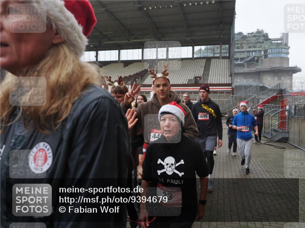 07.12.2025 - St. Pauli X-Mass-Run No. 15 Fabian Wolf http://msf.ph/oto/9394679 07.12.2025 10:26:28 Ziel 23, 28, 368, 1396, 1638, 1639, 2068, 2518, 2648, 2649, 2922, 3698, 3699, 4093, 4448, 4460, 4461, 4469, 4481, 4506, 4512, 4529, 4532, 4699, 4703, 4709, 5010 meine-sportfotos.de
