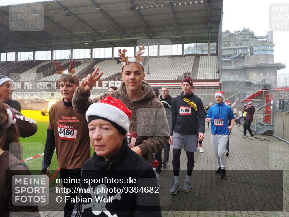 07.12.2025 - St. Pauli X-Mass-Run No. 15 Fabian Wolf http://msf.ph/oto/9394682 07.12.2025 10:26:28 Ziel 23, 28, 368, 1396, 1638, 1639, 2068, 2518, 2648, 2649, 2922, 3698, 3699, 4093, 4448, 4460, 4461, 4469, 4481, 4506, 4512, 4529, 4532, 4699, 4703, 4709, 5010 meine-sportfotos.de