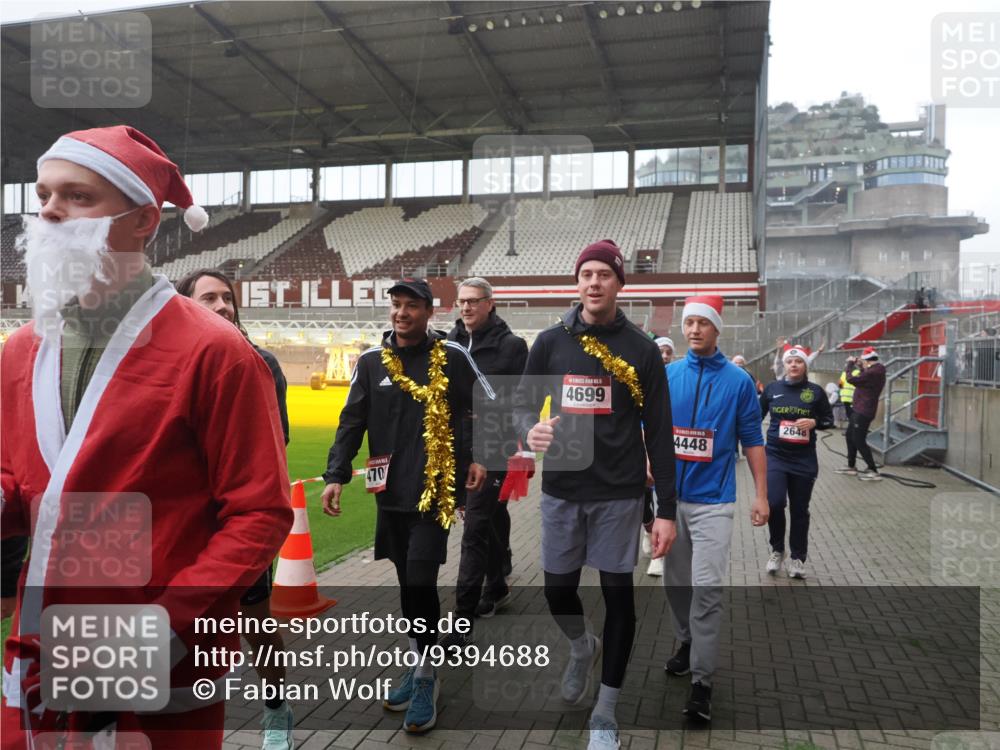07.12.2025 - St. Pauli X-Mass-Run No. 15 Fabian Wolf http://msf.ph/oto/9394688 07.12.2025 10:26:29 Ziel 23, 28, 368, 1396, 1638, 1639, 2068, 2518, 2648, 2649, 2922, 3698, 3699, 4093, 4448, 4460, 4461, 4469, 4481, 4506, 4512, 4529, 4532, 4699, 4703, 4709, 5010 meine-sportfotos.de