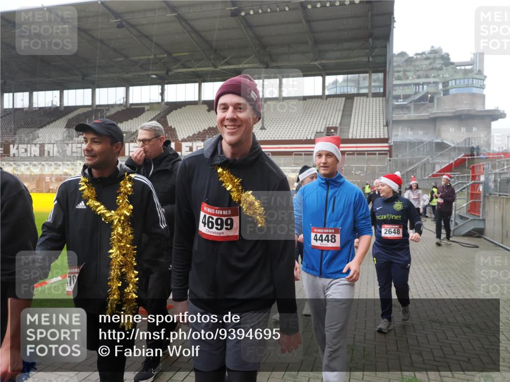 07.12.2025 - St. Pauli X-Mass-Run No. 15 Fabian Wolf http://msf.ph/oto/9394695 07.12.2025 10:26:31 Ziel 23, 28, 368, 1396, 1638, 1639, 2068, 2518, 2648, 2649, 2922, 3698, 3699, 4093, 4448, 4460, 4461, 4469, 4481, 4506, 4512, 4529, 4532, 4699, 4703, 4709, 5010 meine-sportfotos.de