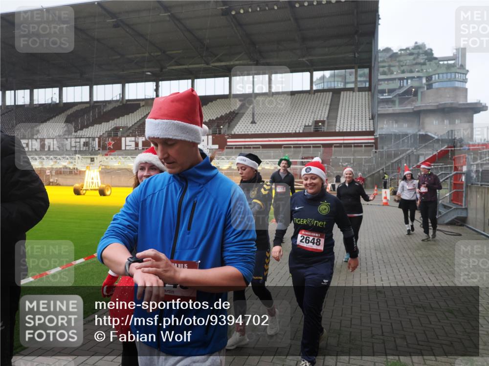 07.12.2025 - St. Pauli X-Mass-Run No. 15 Fabian Wolf http://msf.ph/oto/9394702 07.12.2025 10:26:32 Ziel 23, 28, 368, 1396, 1638, 1639, 2068, 2518, 2648, 2649, 2922, 3698, 3699, 4093, 4448, 4460, 4461, 4469, 4481, 4506, 4512, 4529, 4532, 4699, 4703, 4709, 5010 meine-sportfotos.de