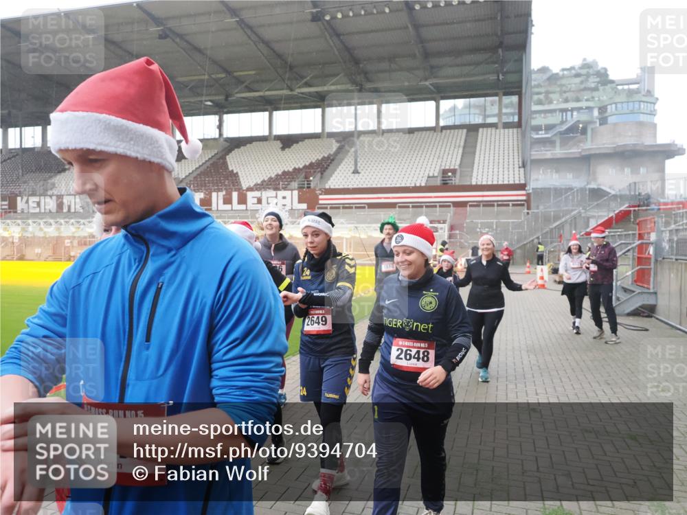 07.12.2025 - St. Pauli X-Mass-Run No. 15 Fabian Wolf http://msf.ph/oto/9394704 07.12.2025 10:26:33 Ziel 23, 28, 368, 1396, 1638, 1639, 2068, 2518, 2648, 2649, 2922, 3698, 3792, 4093, 4448, 4460, 4461, 4469, 4481, 4506, 4512, 4529, 4532, 4699, 4703, 4709, 5010 meine-sportfotos.de