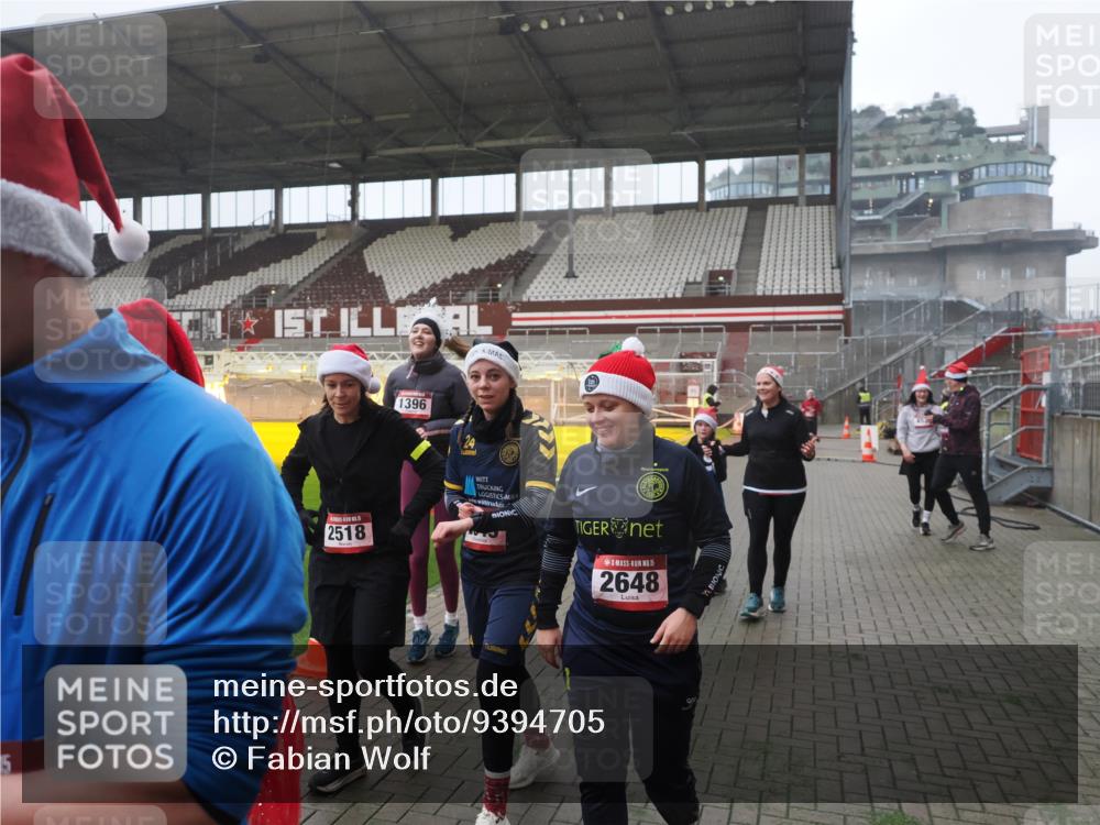 07.12.2025 - St. Pauli X-Mass-Run No. 15 Fabian Wolf http://msf.ph/oto/9394705 07.12.2025 10:26:33 Ziel 23, 28, 368, 1396, 1638, 1639, 2068, 2518, 2648, 2649, 2922, 3698, 3792, 4093, 4448, 4460, 4461, 4469, 4481, 4506, 4512, 4529, 4532, 4699, 4703, 4709, 5010 meine-sportfotos.de
