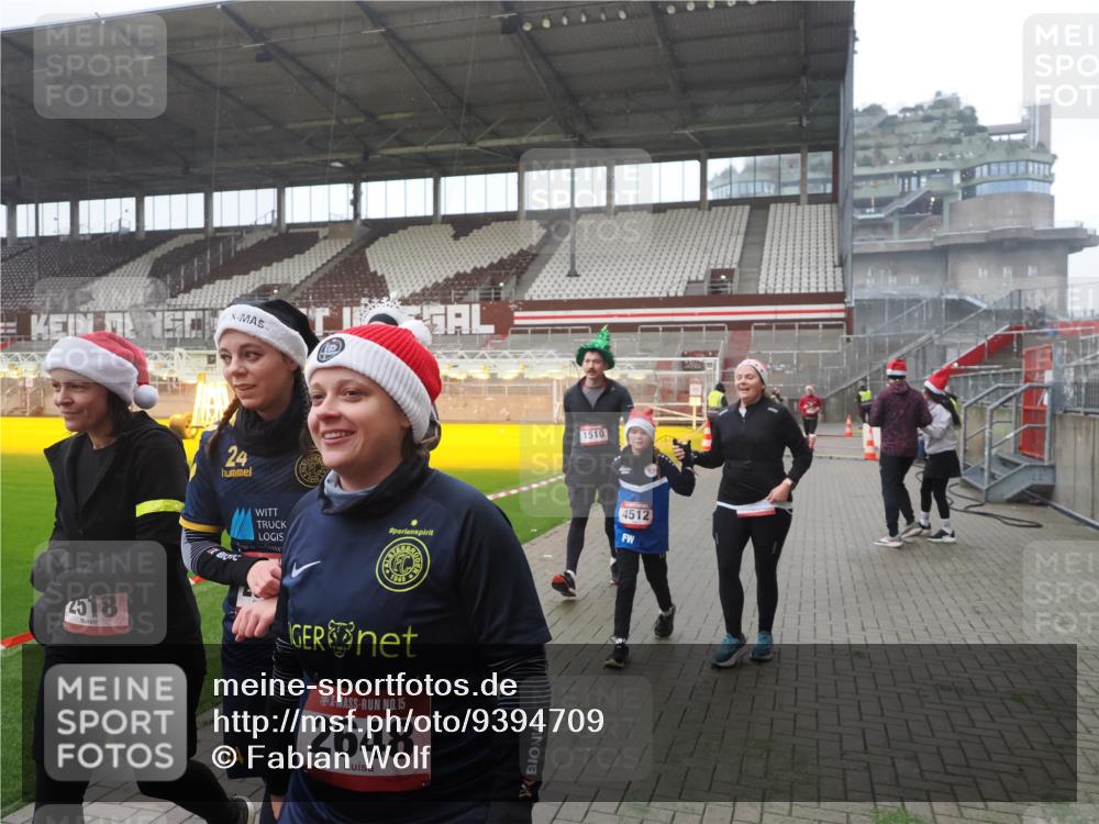 07.12.2025 - St. Pauli X-Mass-Run No. 15 Fabian Wolf http://msf.ph/oto/9394709 07.12.2025 10:26:34 Ziel 28, 368, 1396, 1638, 1639, 2068, 2518, 2648, 2649, 3792, 4448, 4460, 4461, 4469, 4481, 4506, 4512, 4529, 4532, 4699, 4703, 4709, 5010 meine-sportfotos.de