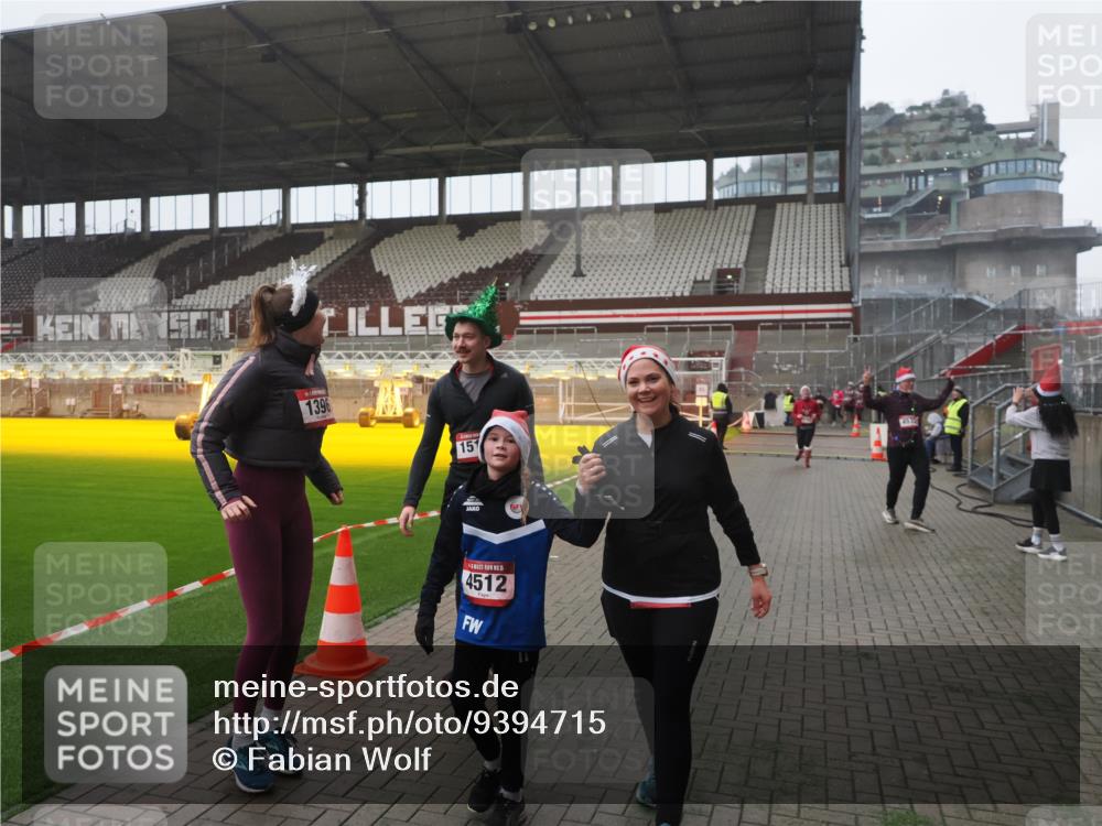 07.12.2025 - St. Pauli X-Mass-Run No. 15 Fabian Wolf http://msf.ph/oto/9394715 07.12.2025 10:26:35 Ziel 28, 1396, 1638, 2068, 2518, 2648, 2649, 3792, 4448, 4460, 4461, 4469, 4481, 4506, 4512, 4529, 4532, 4699, 4703, 4709, 5010 meine-sportfotos.de