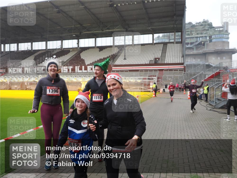 07.12.2025 - St. Pauli X-Mass-Run No. 15 Fabian Wolf http://msf.ph/oto/9394718 07.12.2025 10:26:36 Ziel 1396, 1638, 2068, 2518, 2648, 2649, 3792, 4448, 4460, 4461, 4469, 4481, 4506, 4512, 4699, 4703, 4709, 5010 meine-sportfotos.de