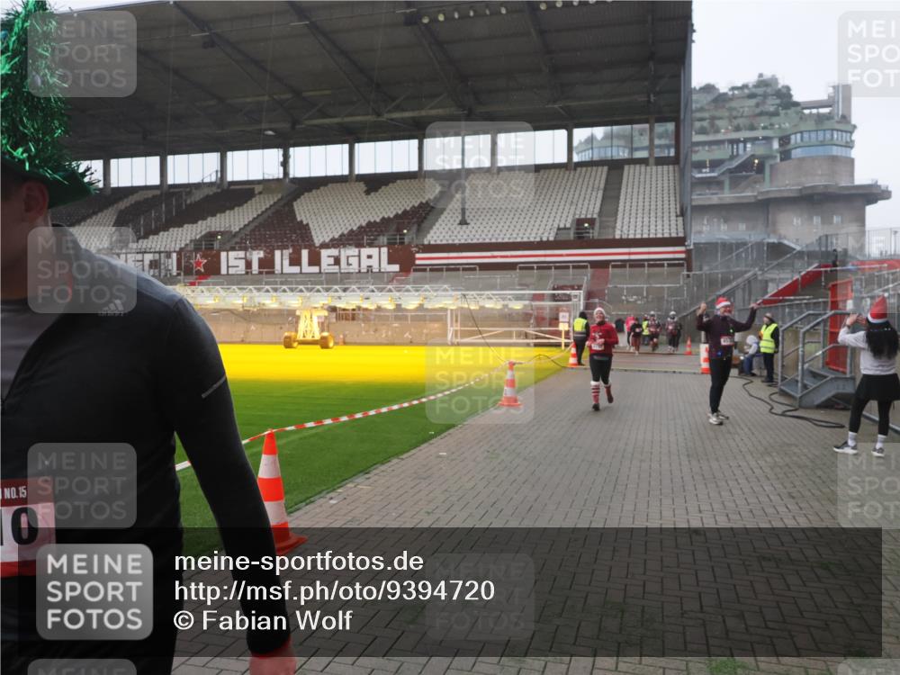 07.12.2025 - St. Pauli X-Mass-Run No. 15 Fabian Wolf http://msf.ph/oto/9394720 07.12.2025 10:26:38 Ziel 1396, 1638, 2068, 2518, 2648, 2649, 3792, 4448, 4506, 4512, 4703 meine-sportfotos.de