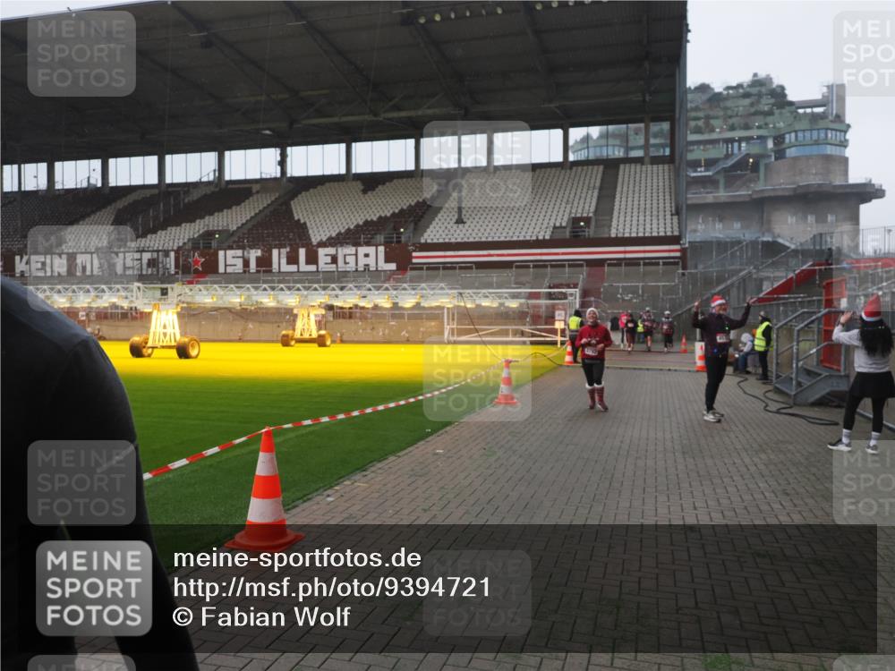 07.12.2025 - St. Pauli X-Mass-Run No. 15 Fabian Wolf http://msf.ph/oto/9394721 07.12.2025 10:26:38 Ziel 1396, 1638, 2068, 2518, 2648, 2649, 3792, 4448, 4506, 4512, 4703 meine-sportfotos.de