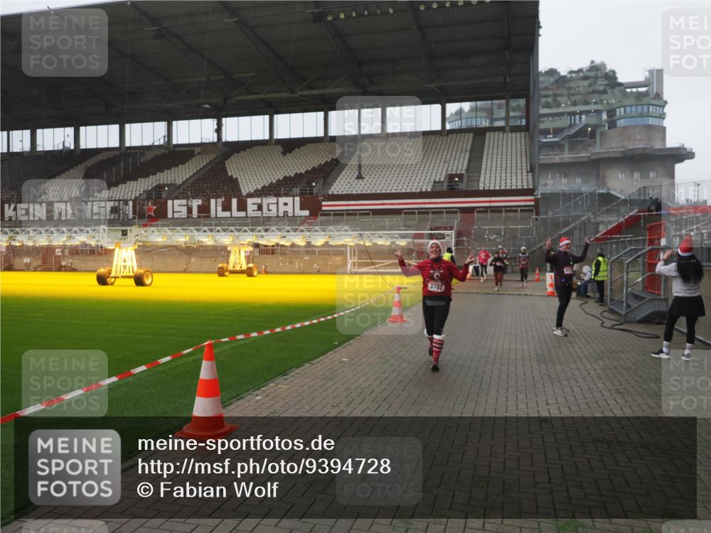 07.12.2025 - St. Pauli X-Mass-Run No. 15 Fabian Wolf http://msf.ph/oto/9394728 07.12.2025 10:26:40 Ziel 1396, 2518, 2648, 2649, 3792, 3828, 4185, 4448, 4506, 4512, 4705 meine-sportfotos.de