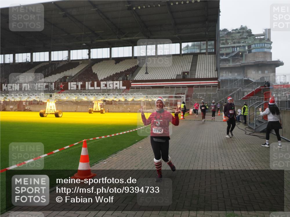 07.12.2025 - St. Pauli X-Mass-Run No. 15 Fabian Wolf http://msf.ph/oto/9394733 07.12.2025 10:26:41 Ziel 1396, 2518, 2648, 2649, 3792, 3828, 4185, 4506, 4512, 4705 meine-sportfotos.de
