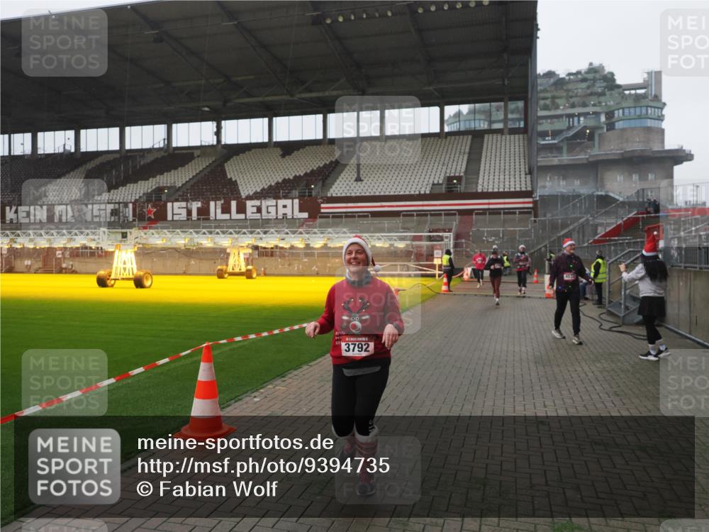 07.12.2025 - St. Pauli X-Mass-Run No. 15 Fabian Wolf http://msf.ph/oto/9394735 07.12.2025 10:26:41 Ziel 1396, 2518, 2648, 2649, 3792, 3828, 4185, 4506, 4512, 4705 meine-sportfotos.de