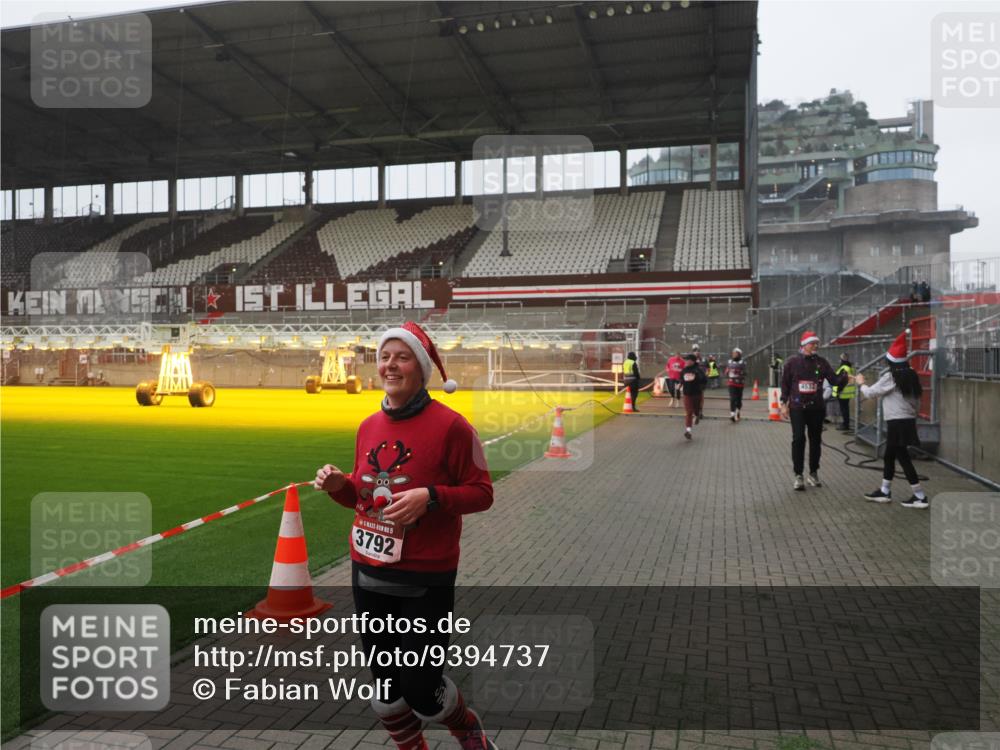 07.12.2025 - St. Pauli X-Mass-Run No. 15 Fabian Wolf http://msf.ph/oto/9394737 07.12.2025 10:26:42 Ziel 1396, 3771, 3787, 3792, 3828, 4185, 4506, 4512, 4705 meine-sportfotos.de