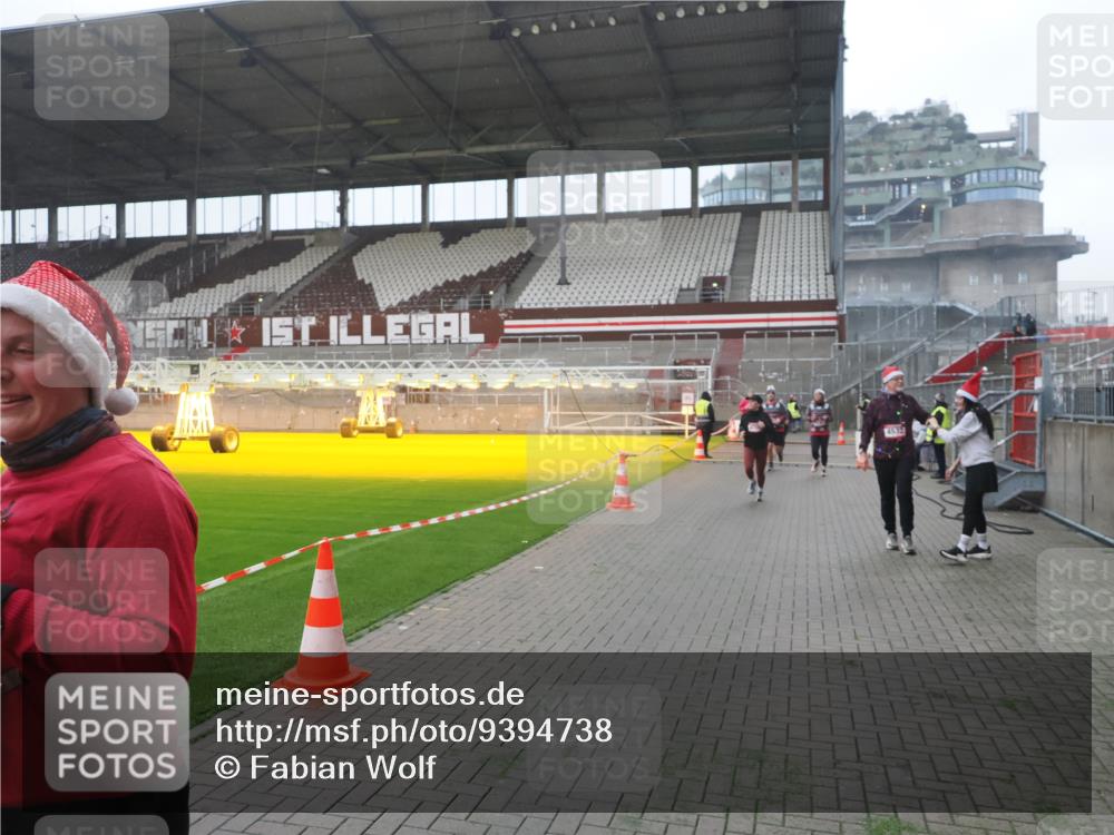 07.12.2025 - St. Pauli X-Mass-Run No. 15 Fabian Wolf http://msf.ph/oto/9394738 07.12.2025 10:26:42 Ziel 1396, 3771, 3787, 3792, 3828, 4185, 4506, 4512, 4705 meine-sportfotos.de