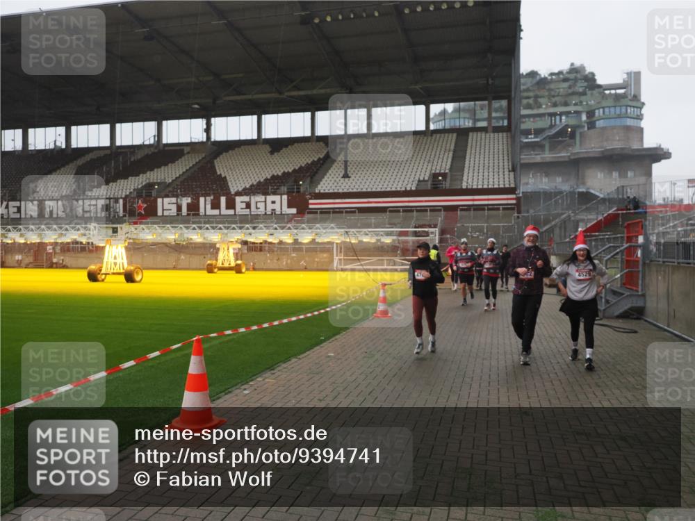07.12.2025 - St. Pauli X-Mass-Run No. 15 Fabian Wolf http://msf.ph/oto/9394741 07.12.2025 10:26:44 Ziel 3771, 3787, 3792, 3828, 4185, 4506, 4512, 4705 meine-sportfotos.de