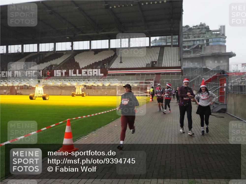 07.12.2025 - St. Pauli X-Mass-Run No. 15 Fabian Wolf http://msf.ph/oto/9394745 07.12.2025 10:26:45 Ziel 3771, 3787, 3792, 3828, 4185, 4384, 4506, 4512, 4705 meine-sportfotos.de