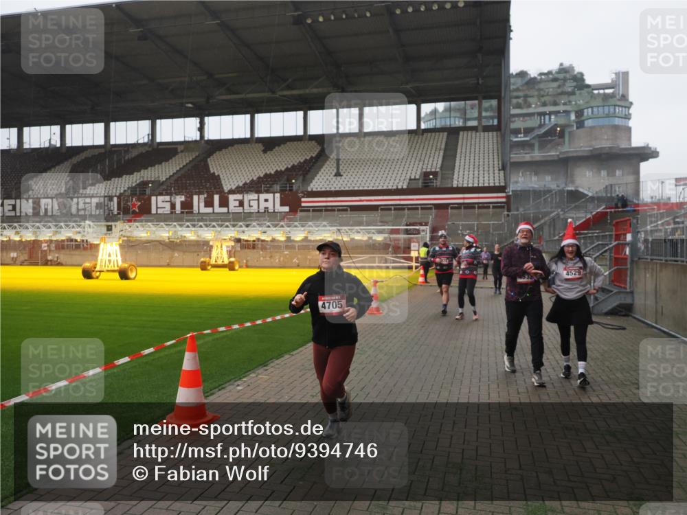 07.12.2025 - St. Pauli X-Mass-Run No. 15 Fabian Wolf http://msf.ph/oto/9394746 07.12.2025 10:26:45 Ziel 3771, 3787, 3792, 3828, 4185, 4384, 4506, 4512, 4705 meine-sportfotos.de