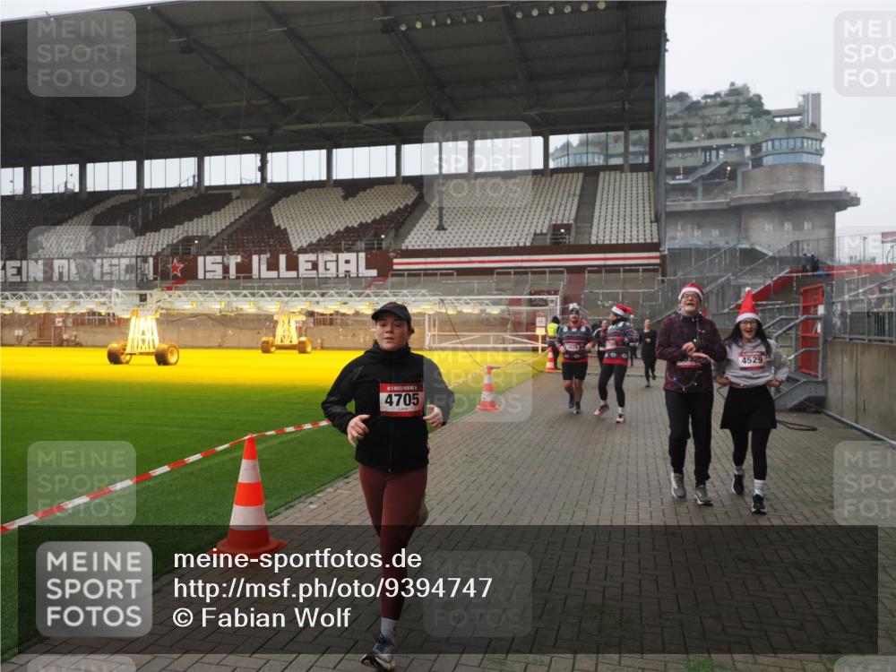 07.12.2025 - St. Pauli X-Mass-Run No. 15 Fabian Wolf http://msf.ph/oto/9394747 07.12.2025 10:26:45 Ziel 3771, 3787, 3792, 3828, 4185, 4384, 4506, 4512, 4705 meine-sportfotos.de