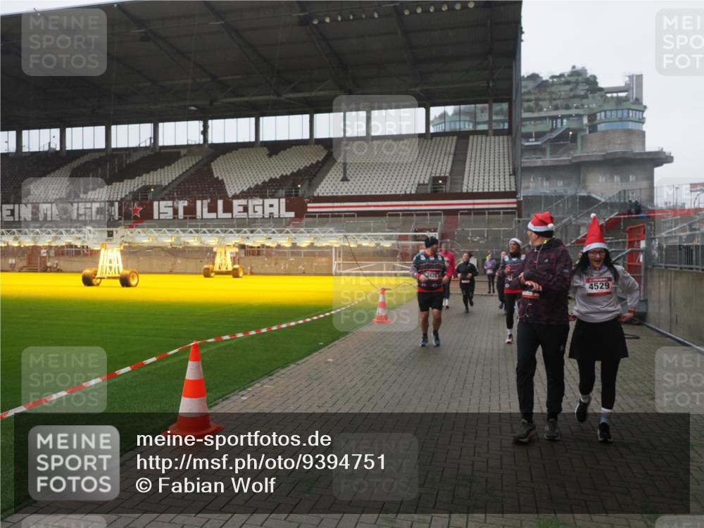 07.12.2025 - St. Pauli X-Mass-Run No. 15 Fabian Wolf http://msf.ph/oto/9394751 07.12.2025 10:26:46 Ziel 3771, 3787, 3792, 3828, 4185, 4384, 4705 meine-sportfotos.de