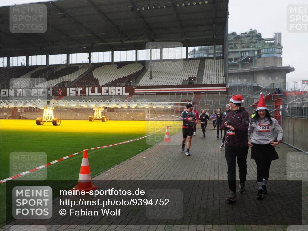 07.12.2025 - St. Pauli X-Mass-Run No. 15 Fabian Wolf http://msf.ph/oto/9394752 07.12.2025 10:26:46 Ziel 3771, 3787, 3792, 3828, 4185, 4384, 4705 meine-sportfotos.de