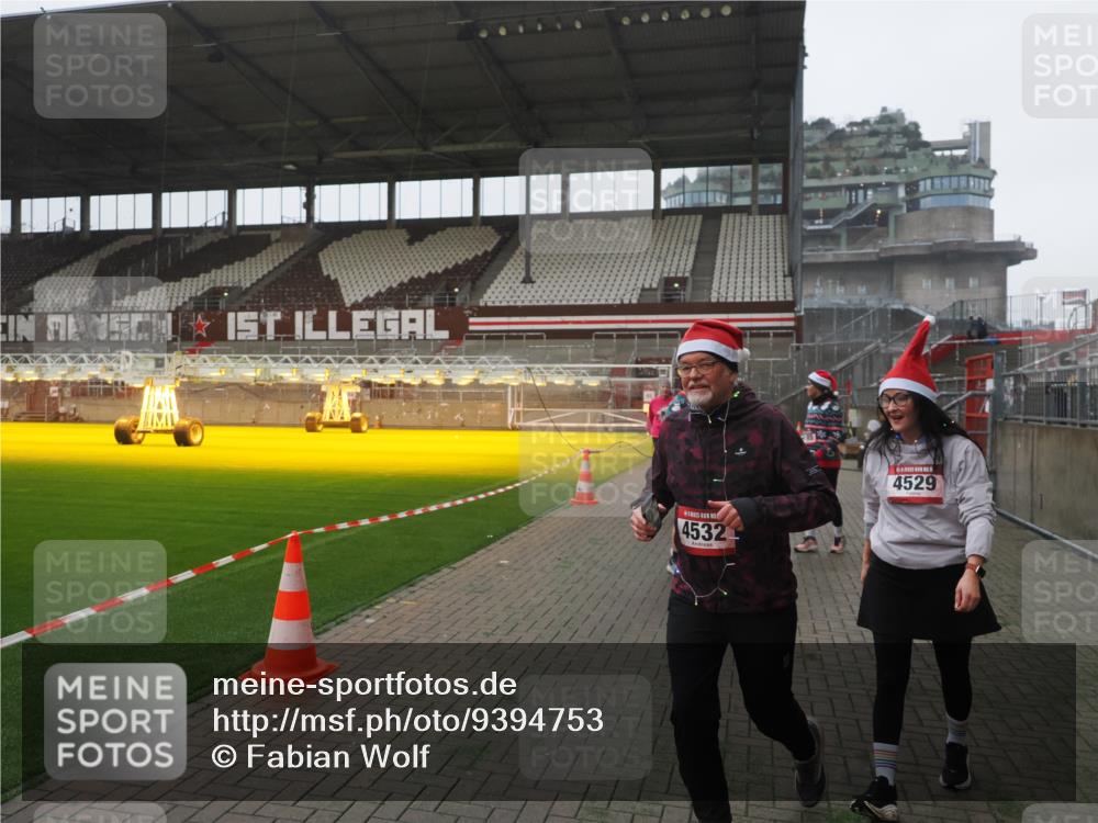 07.12.2025 - St. Pauli X-Mass-Run No. 15 Fabian Wolf http://msf.ph/oto/9394753 07.12.2025 10:26:48 Ziel 3771, 3787, 3792, 3828, 4185, 4384, 4705 meine-sportfotos.de