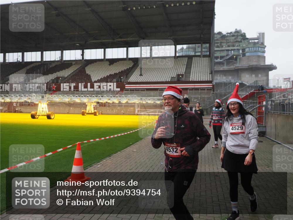 07.12.2025 - St. Pauli X-Mass-Run No. 15 Fabian Wolf http://msf.ph/oto/9394754 07.12.2025 10:26:48 Ziel 3771, 3787, 3792, 3828, 4185, 4384, 4705 meine-sportfotos.de