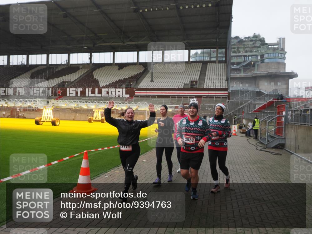 07.12.2025 - St. Pauli X-Mass-Run No. 15 Fabian Wolf http://msf.ph/oto/9394763 07.12.2025 10:26:51 Ziel 3771, 3787, 3792, 3828, 4185, 4384, 4705 meine-sportfotos.de