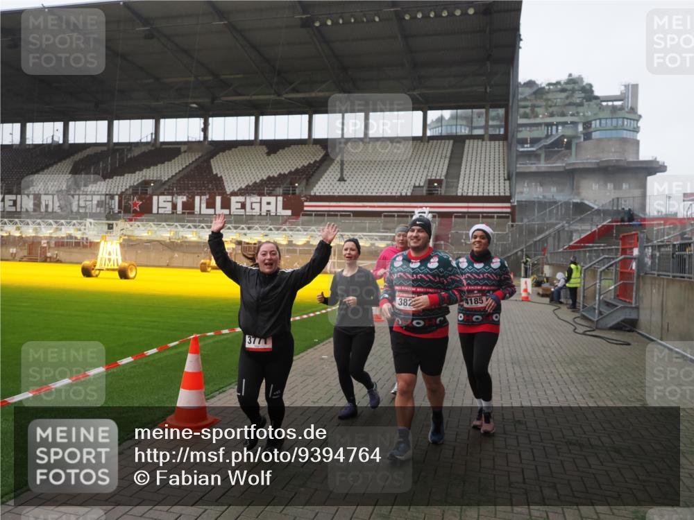 07.12.2025 - St. Pauli X-Mass-Run No. 15 Fabian Wolf http://msf.ph/oto/9394764 07.12.2025 10:26:51 Ziel 3771, 3787, 3792, 3828, 4185, 4384, 4705 meine-sportfotos.de