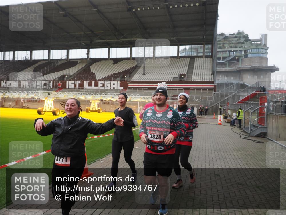 07.12.2025 - St. Pauli X-Mass-Run No. 15 Fabian Wolf http://msf.ph/oto/9394767 07.12.2025 10:26:51 Ziel 3771, 3787, 3792, 3828, 4185, 4384, 4705 meine-sportfotos.de