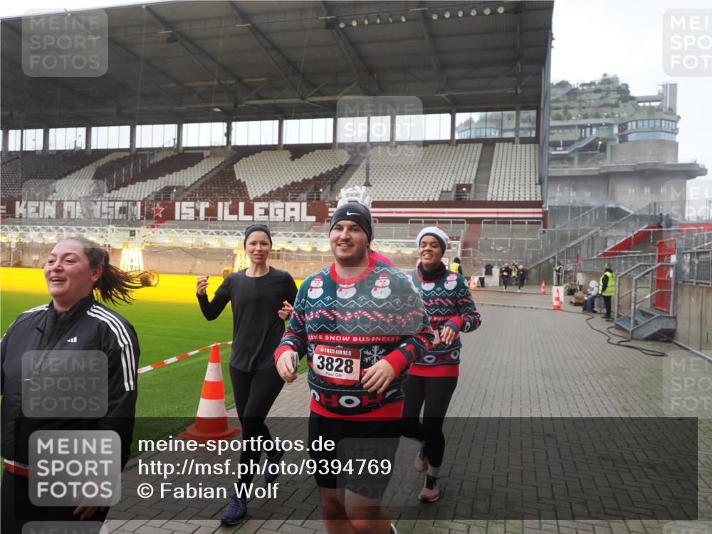 07.12.2025 - St. Pauli X-Mass-Run No. 15 Fabian Wolf http://msf.ph/oto/9394769 07.12.2025 10:26:52 Ziel 3771, 3787, 3792, 3828, 4185, 4384, 4705 meine-sportfotos.de