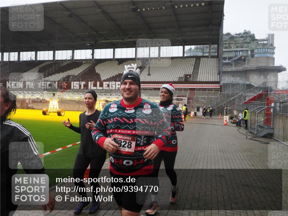 07.12.2025 - St. Pauli X-Mass-Run No. 15 Fabian Wolf http://msf.ph/oto/9394770 07.12.2025 10:26:52 Ziel 3771, 3787, 3792, 3828, 4185, 4384, 4705 meine-sportfotos.de