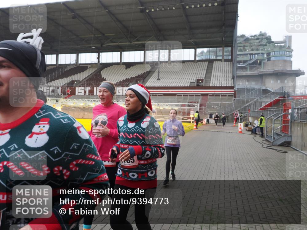 07.12.2025 - St. Pauli X-Mass-Run No. 15 Fabian Wolf http://msf.ph/oto/9394773 07.12.2025 10:26:53 Ziel 3771, 3787, 3792, 3828, 4185, 4384, 4705 meine-sportfotos.de