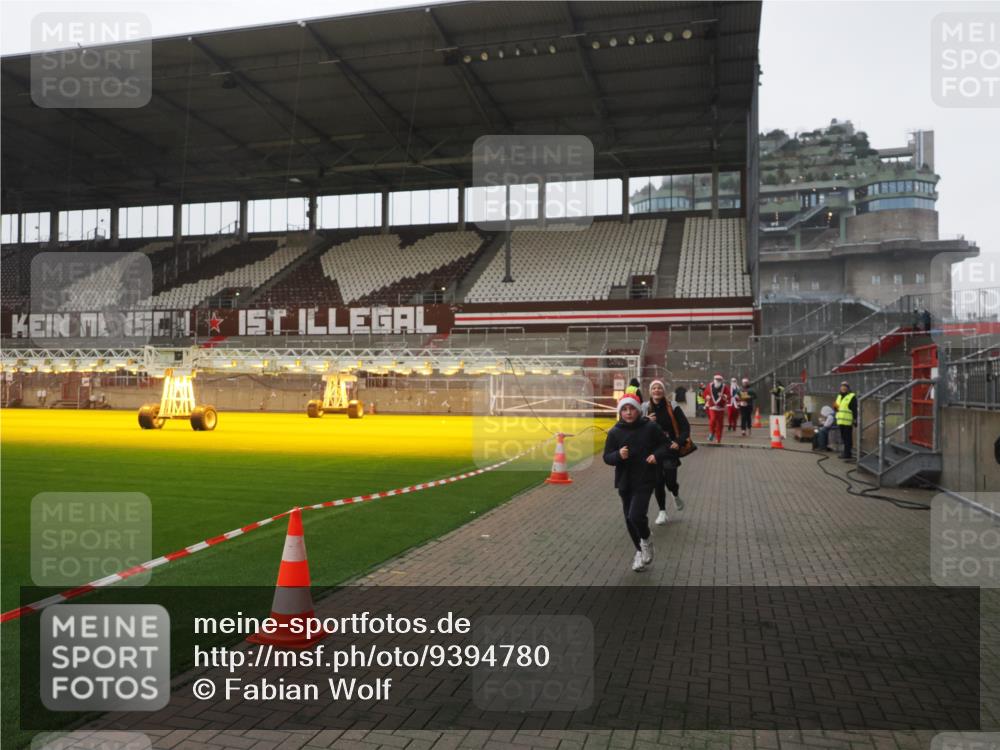 07.12.2025 - St. Pauli X-Mass-Run No. 15 Fabian Wolf http://msf.ph/oto/9394780 07.12.2025 10:26:59 Ziel 159, 1468, 1472, 3720, 3771, 3787, 3828, 4185, 4384, 4705 meine-sportfotos.de