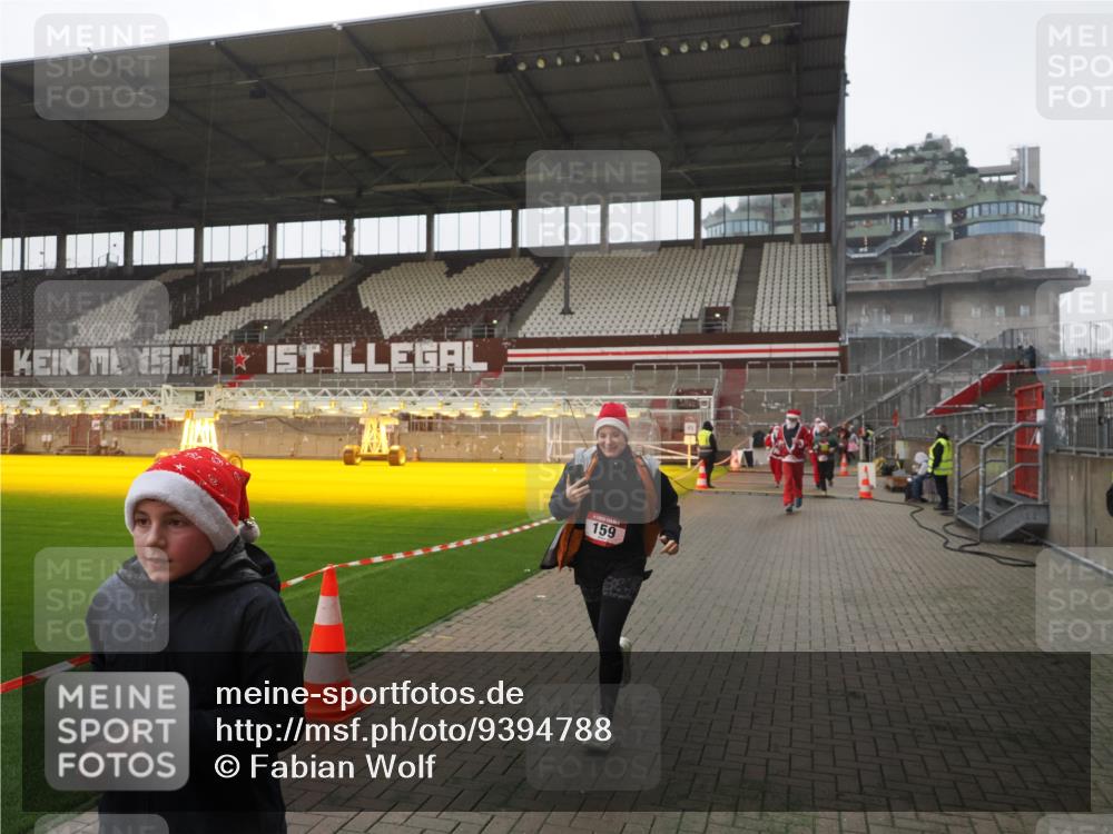 07.12.2025 - St. Pauli X-Mass-Run No. 15 Fabian Wolf http://msf.ph/oto/9394788 07.12.2025 10:27:01 Ziel 159, 1468, 1472, 3720, 3771, 3787, 4334, 4353, 4384 meine-sportfotos.de