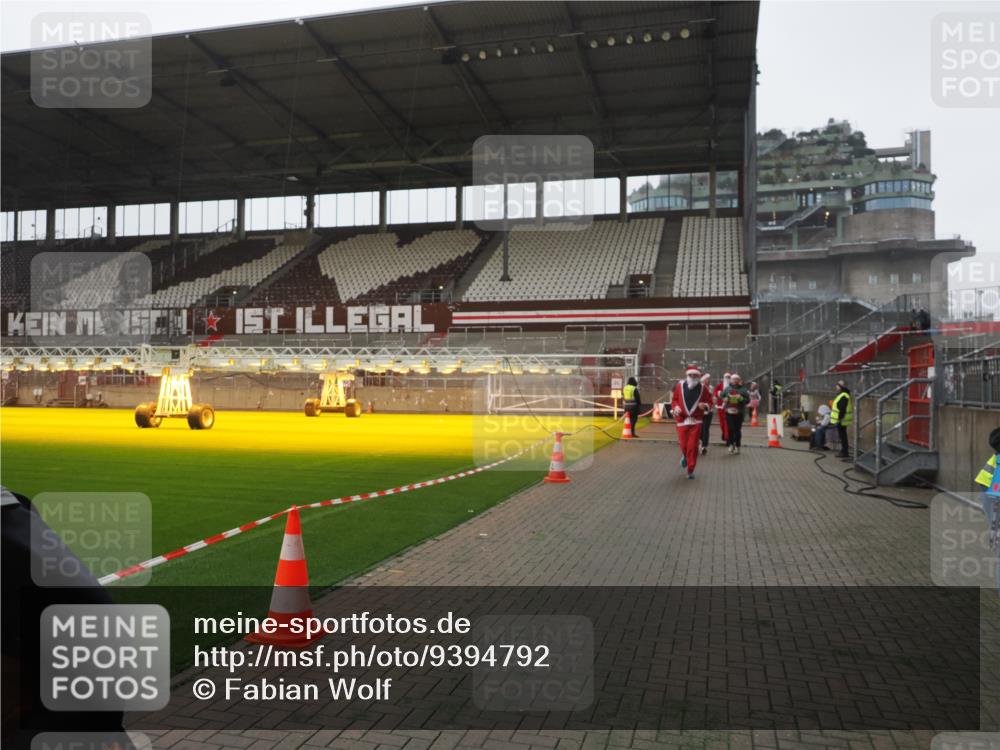07.12.2025 - St. Pauli X-Mass-Run No. 15 Fabian Wolf http://msf.ph/oto/9394792 07.12.2025 10:27:02 Ziel 159, 1468, 1472, 3720, 3771, 3787, 4334, 4353, 4384 meine-sportfotos.de