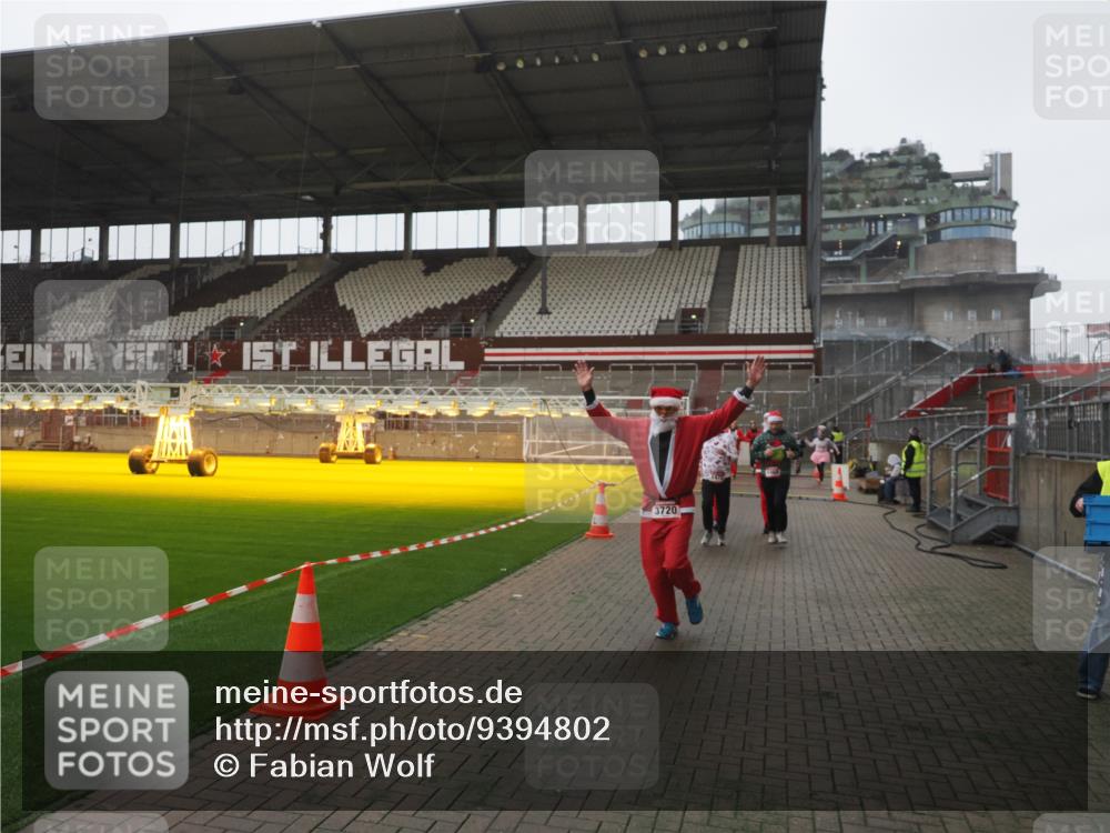 07.12.2025 - St. Pauli X-Mass-Run No. 15 Fabian Wolf http://msf.ph/oto/9394802 07.12.2025 10:27:04 Ziel 159, 1468, 1472, 3720, 4334, 4353, 4384 meine-sportfotos.de