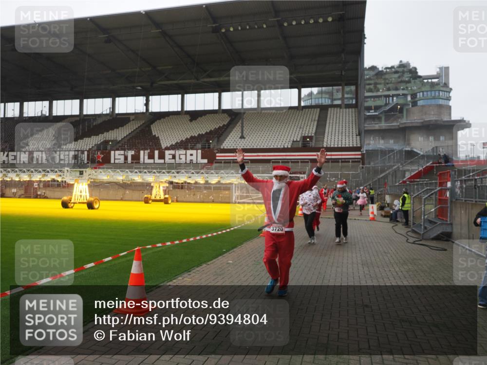 07.12.2025 - St. Pauli X-Mass-Run No. 15 Fabian Wolf http://msf.ph/oto/9394804 07.12.2025 10:27:05 Ziel 159, 1468, 1472, 1618, 3720, 4334, 4353, 4384, 4391, 4410 meine-sportfotos.de