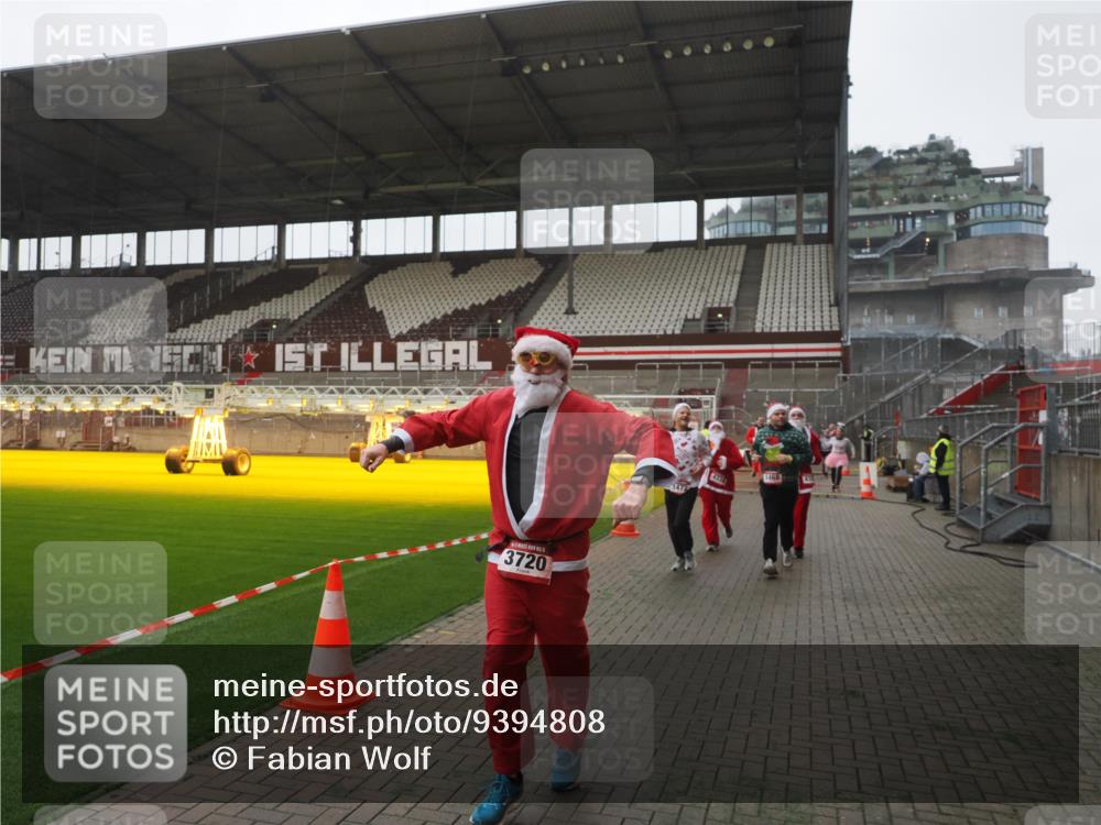 07.12.2025 - St. Pauli X-Mass-Run No. 15 Fabian Wolf http://msf.ph/oto/9394808 07.12.2025 10:27:06 Ziel 159, 1468, 1472, 1618, 3720, 4334, 4353, 4391, 4409, 4410 meine-sportfotos.de