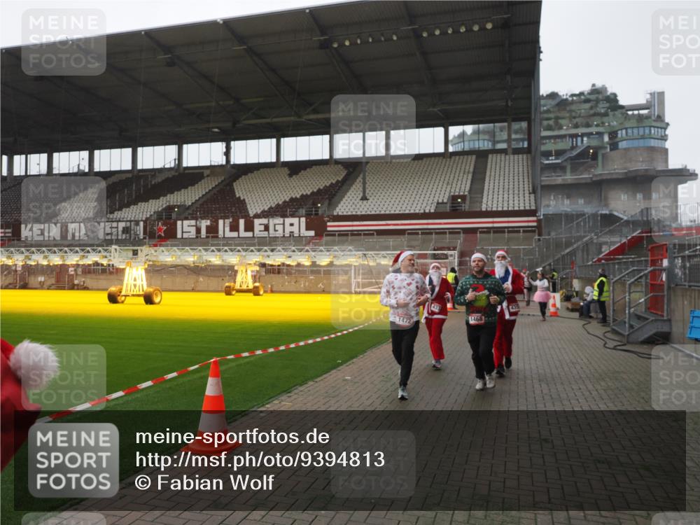 07.12.2025 - St. Pauli X-Mass-Run No. 15 Fabian Wolf http://msf.ph/oto/9394813 07.12.2025 10:27:07 Ziel 159, 1468, 1472, 1618, 3720, 4225, 4334, 4353, 4391, 4409, 4410 meine-sportfotos.de