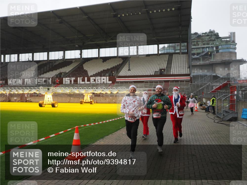 07.12.2025 - St. Pauli X-Mass-Run No. 15 Fabian Wolf http://msf.ph/oto/9394817 07.12.2025 10:27:07 Ziel 159, 1468, 1472, 1618, 3720, 4225, 4334, 4353, 4391, 4409, 4410 meine-sportfotos.de