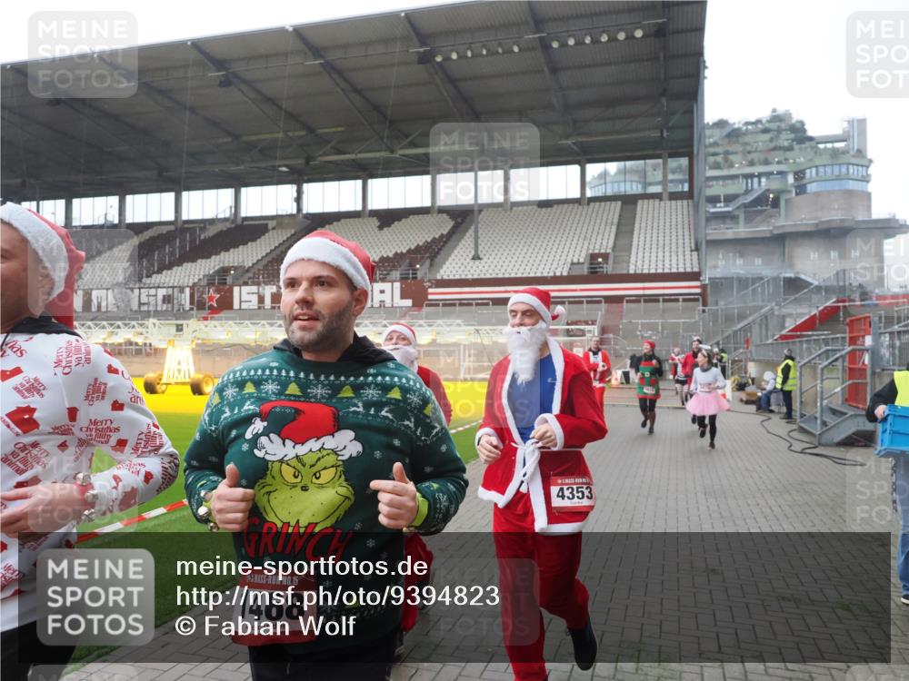 07.12.2025 - St. Pauli X-Mass-Run No. 15 Fabian Wolf http://msf.ph/oto/9394823 07.12.2025 10:27:09 Ziel 159, 1317, 1468, 1472, 1618, 3720, 4225, 4334, 4353, 4391, 4409, 4410 meine-sportfotos.de