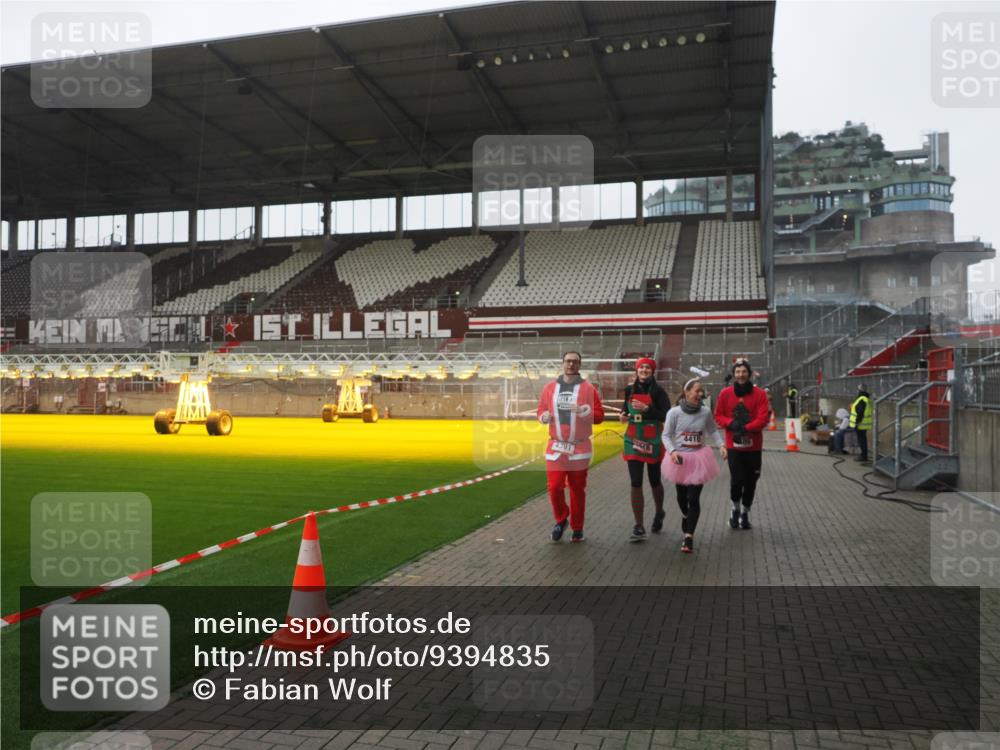 07.12.2025 - St. Pauli X-Mass-Run No. 15 Fabian Wolf http://msf.ph/oto/9394835 07.12.2025 10:27:11 Ziel 159, 1312, 1317, 1468, 1472, 1618, 3720, 4225, 4334, 4353, 4391, 4409, 4410 meine-sportfotos.de