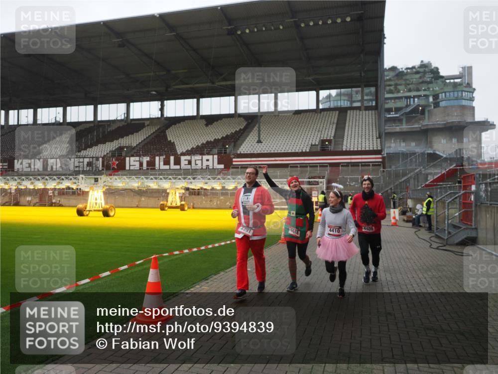 07.12.2025 - St. Pauli X-Mass-Run No. 15 Fabian Wolf http://msf.ph/oto/9394839 07.12.2025 10:27:12 Ziel 159, 1312, 1317, 1468, 1472, 1618, 3720, 4225, 4334, 4353, 4391, 4409, 4410 meine-sportfotos.de